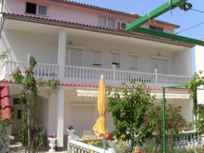 Fewo Tina ,Pool,Garten,Grill,excellent location close to Rab